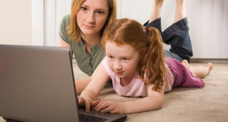 Batasi dan Kontrol Penggunaan Gadget Pada Anak