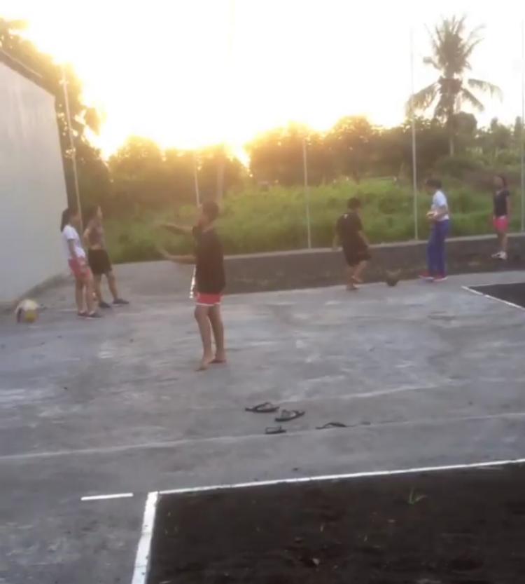 Belum Finishing, Anak - Anak Sudah Memakai Fasilitas Lapangan