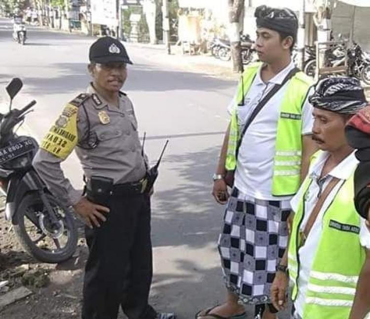 Bhabinkamtibmas Desa Sedang  ikut serta membantu Pecalang