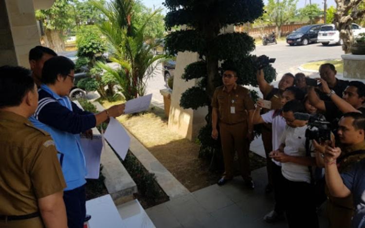 Bupati Badung Buka Berkas  Formasi CPNS Di Depan Wartawan