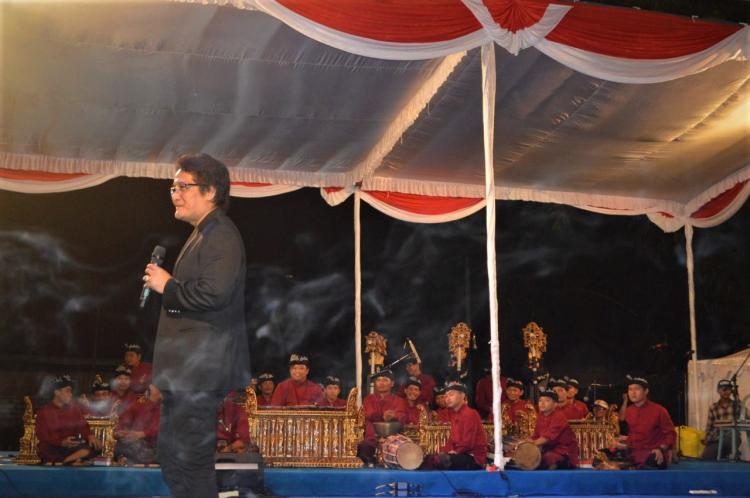 Bupati Badung Sumbangkan Suara Emas Hibur Masyarakat Desa Sedang