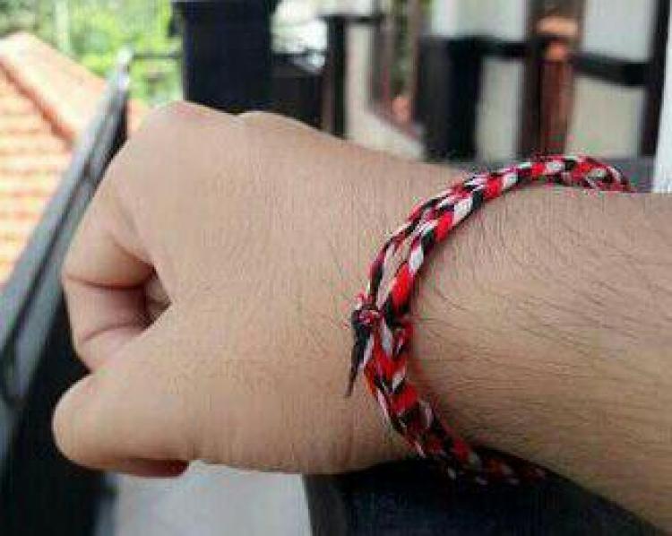 Gelang Benang Tridatu sebagai simbol dari Dewa Trimurti