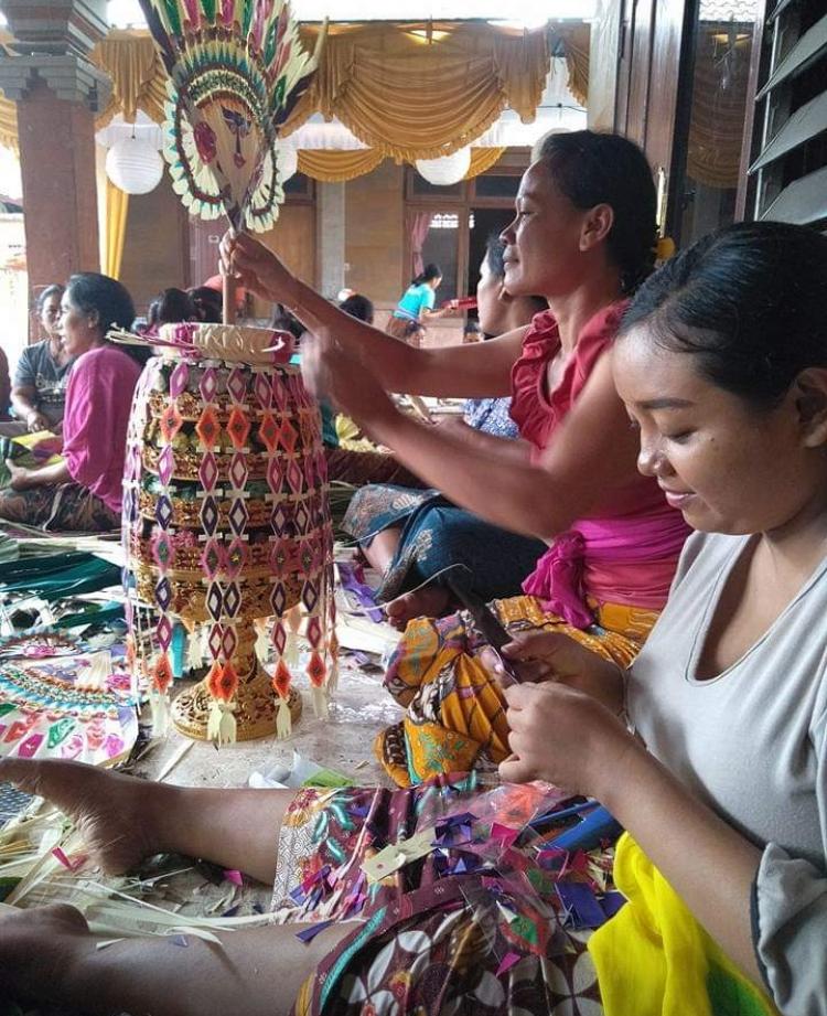 Gotong Royong Ajegkan Seni Oleh Para PKK