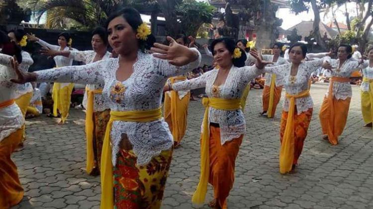 Guru-Guru Persembahkan Tari Rejang Renteng