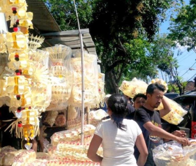 Hiasan "Penjor" Ramai Diburu