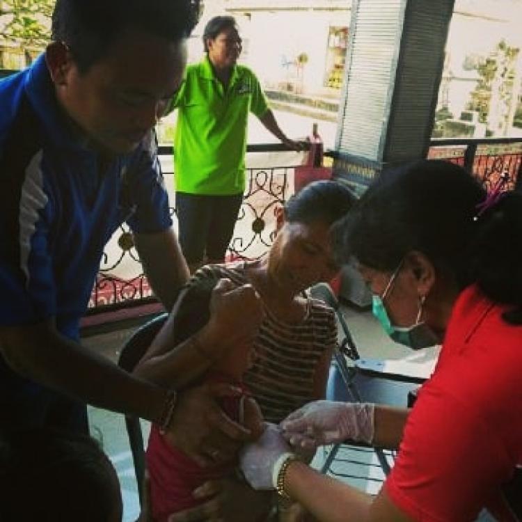 IMUNISASI JE OLEH KBS DESA SEDANG DAN PUSKESMAS SETEMPAT DI BANJAR KAURIPAN