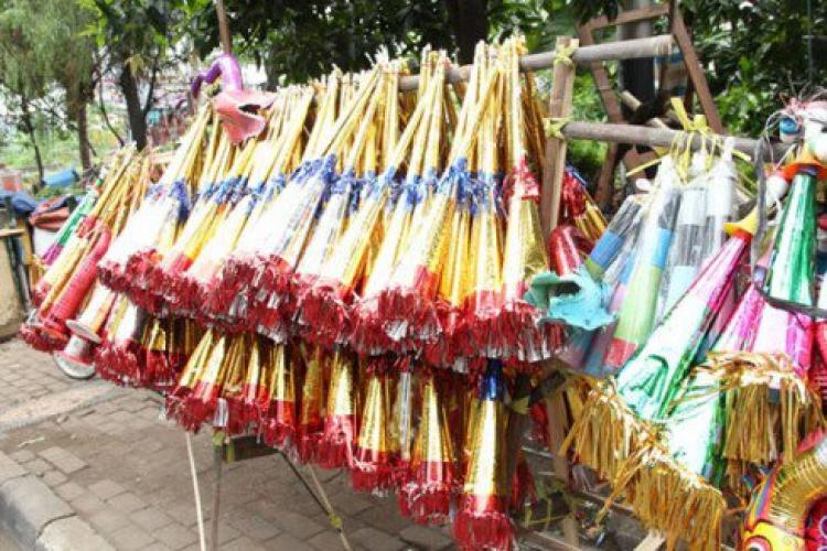 Jelang Tahun Baru, Pedagang Terompet Mulai Ramai