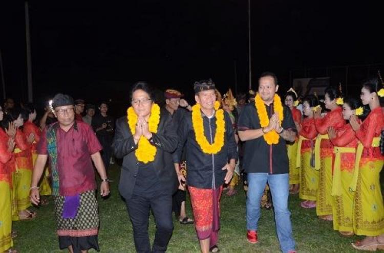 Kedatangan Bupati Badung dan Tokoh Masyarakat di Sambut Dengan Hangat Oleh Para Tokoh Desa Sedang