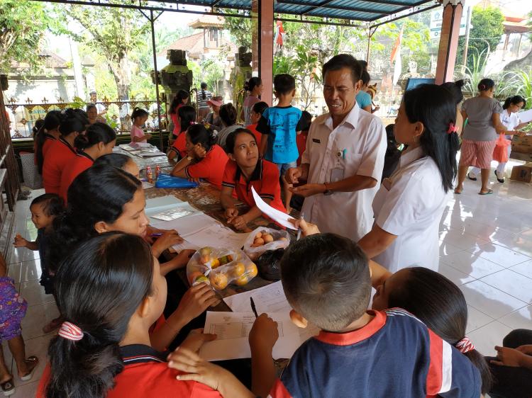 Kelian Dinas Br.Sedang Kelod Pantau Langsung Kegiatan Posyandu di Br Sedang Kelod