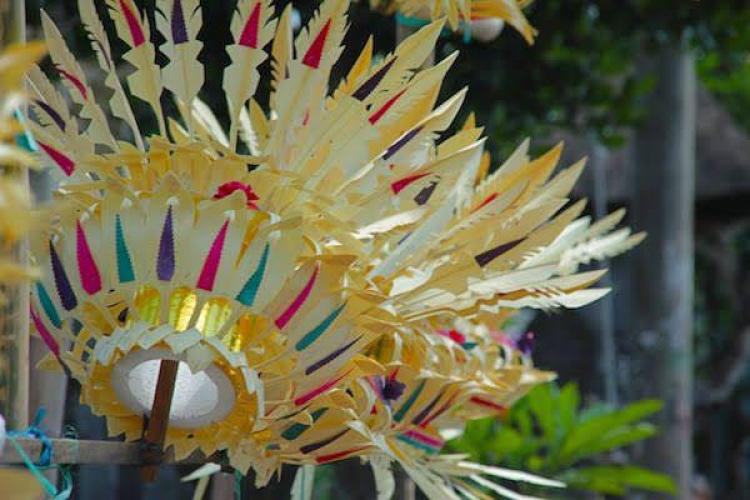 Kreativitas Pembuatan Penjor Menjelang Galungan