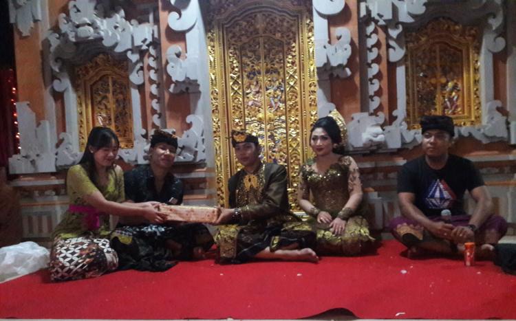Lakukan Kunjungan,STT Chandra Kirana Berikan Cendramata Kepada Pengantin