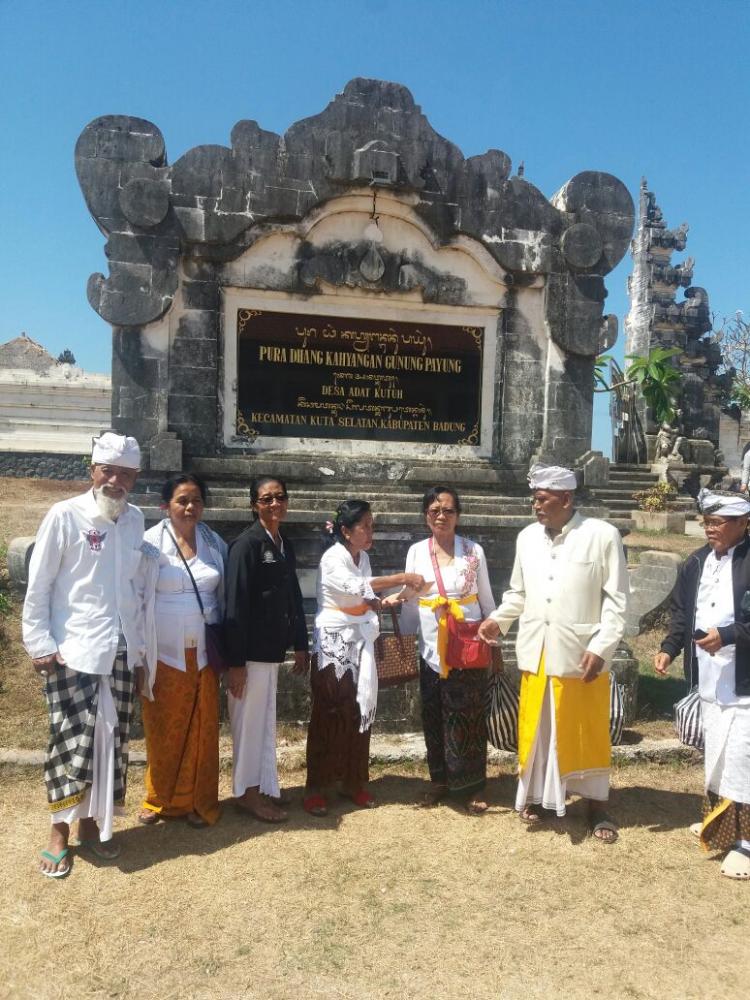 Lansia Nangkil Ring Pura Gunung Payung