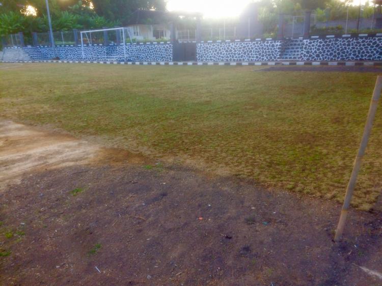 MULAI RAMPUNG, TAHAP PERBAIKAN LAPANGAN I WAYAN GESO DESA SEDANG MULAI DITANAMI RUMPUT