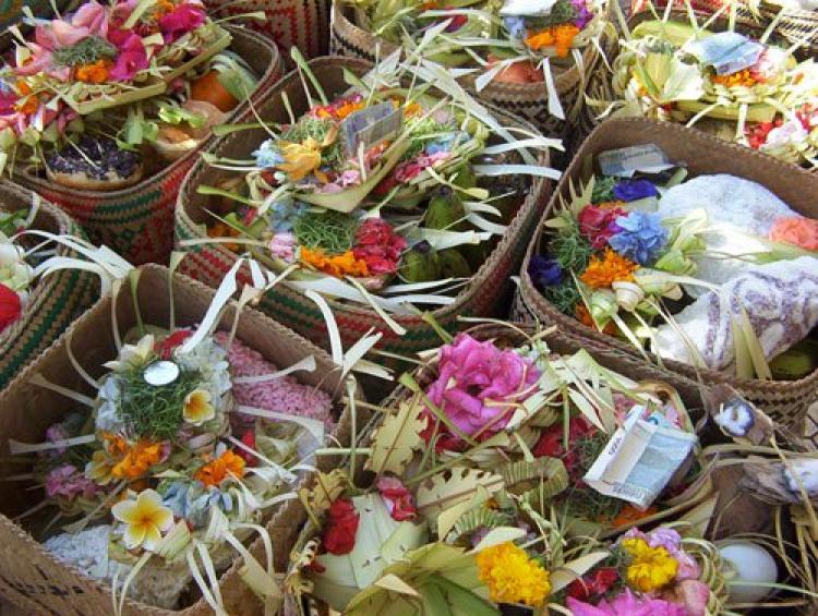 Makna Banten dan Permasalahannya Kini