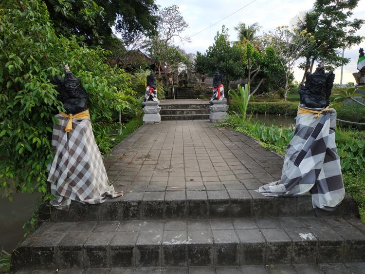 Makna Dibalik Patung Penjaga Di Gerbang Pura