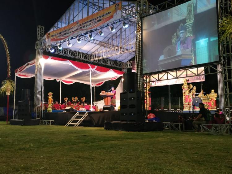 Malam Pembukaan Porsenides Desa Sedang Sebuah Videotron Disiapkan