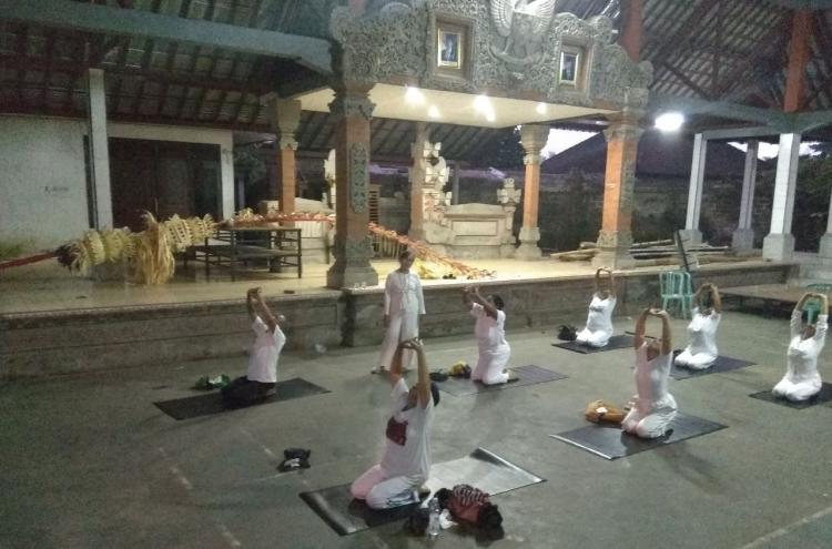 Mari Hidup Sehat Melalui Terapi Tertawa dan Yoga