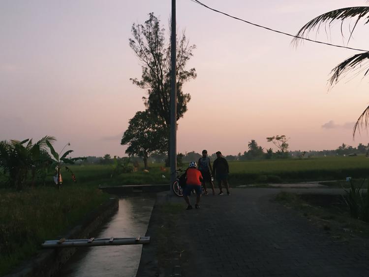 Matahari Belum Nampak Dipermukaan, Namun Areal Joging Track di Dledekan Sudah Ramai Akan Aktivitas Olahraga