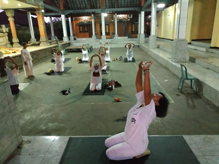 Melalui terapi tertawa Masyarakat Desa Sedang Jaga Kesehatan dan Kebugaran