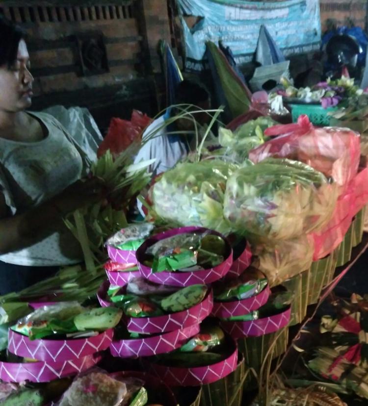 Memperoleh Keuntungan dari Menjual Canang