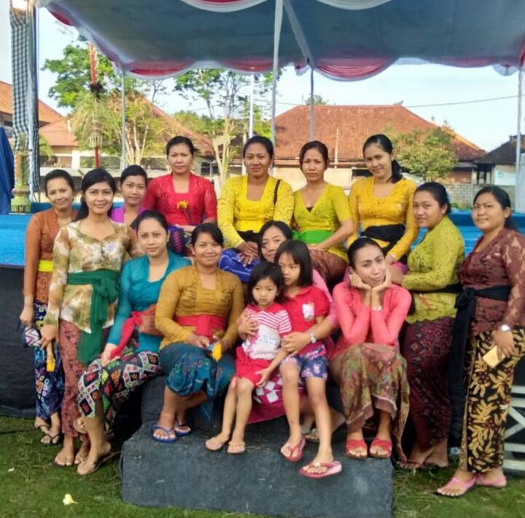 Menjelang Pentas KUR PKK Banjar Aseman Lakukan Persembahyangan Bersama