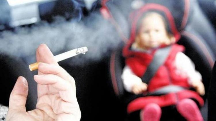 Merokok di depan anak sama dengan merusak masa depannya !