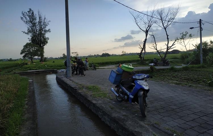 Mulai Dari Penjual Lumpia, Minuman, Sampai dengan Bakso, Kais Rupiah di Areal Jogging Track Subak Dledekan