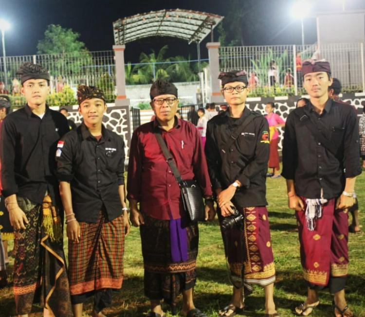 Nampak Malu-Malu, KIM Desa Sedang Abadikan Momen Dengan Perbekel Desa Sedang