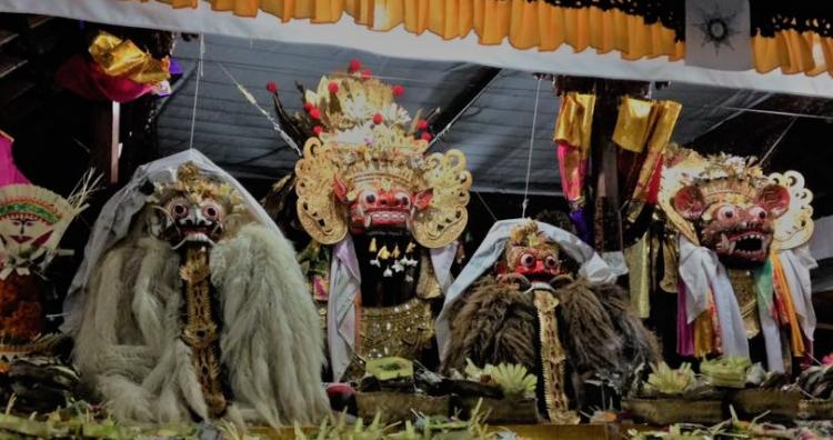 Ngaturang Sembah Ring Pura Desa Adat Sedang