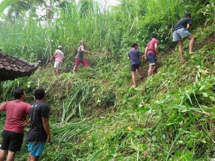 Ngayah Mereresik Menjelang Piodalan