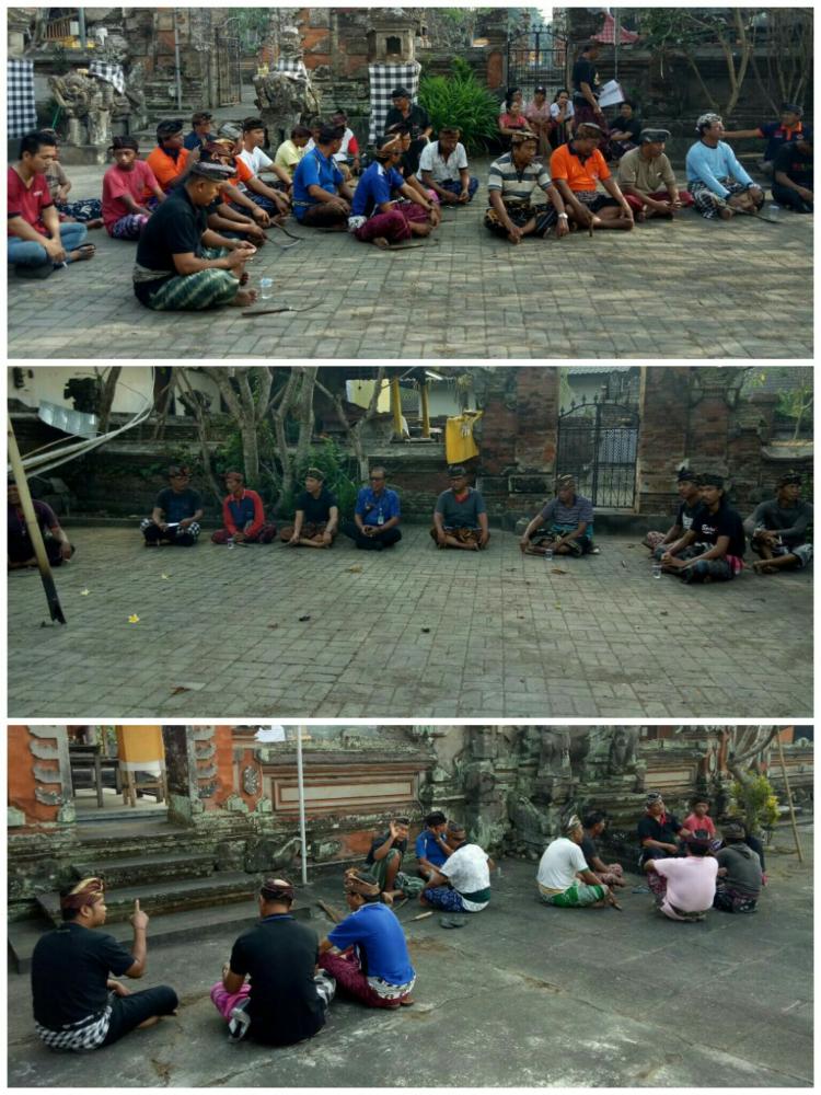 Jelang hari Raya Galungan, Staf Dan Aparat Desa Sedang Melaksanakan Ngayah Di Pura Desa