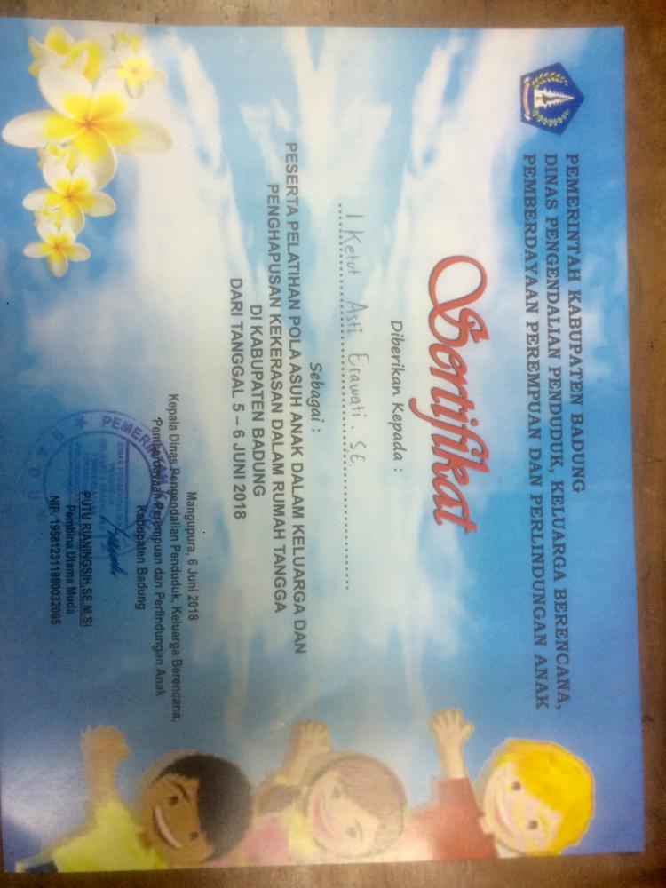 PEMBAGIAN SERTIFIKAT PELATIHAN POLA ASUH ANAK DALAM KELUARGA KEPADA PESERTA PERWAKILAN PKK DESA SEDANG