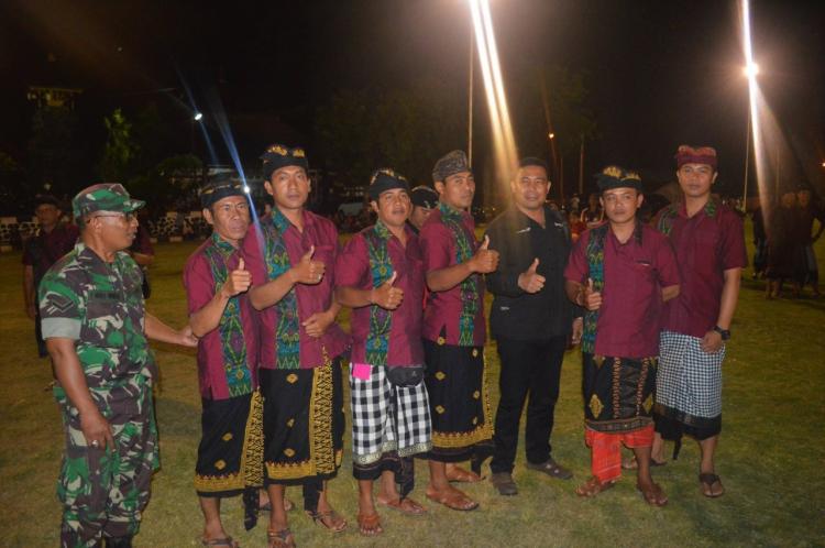 Para Staff dan Pegawai Pemerintahan Desa Sedang Kompak Dengan Setelan Kameja Endek Maroon