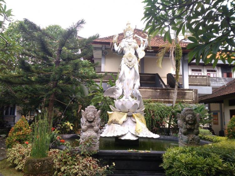 Patung Dewi Saraswati di SMPN 2 Abiansemal