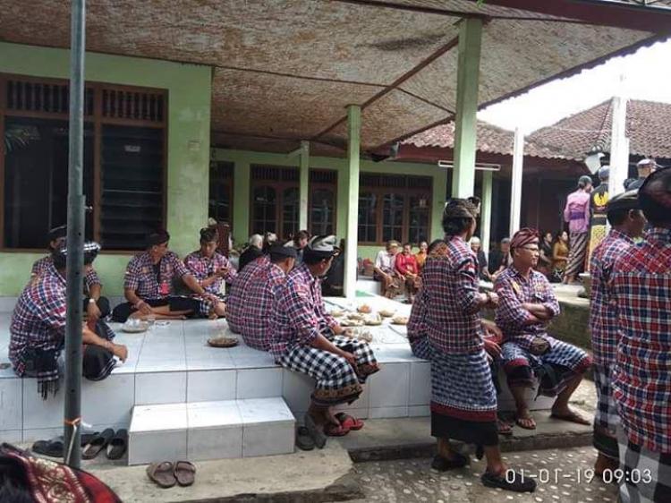 Pecalang Desa Adat Sedang Melayat ke Rumah Duka