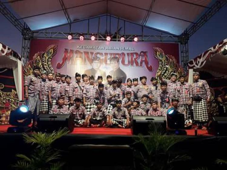 Pecalang Desa Sedang Lakukan Sesi Foto Bersama