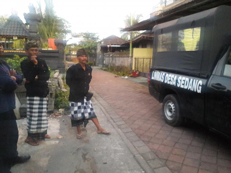 Pecalang Desa Sedang Layani Masyarakat