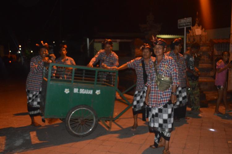 Pecalang Desa Sedang Mengamankan Acara Pembukaan PORSENIDES