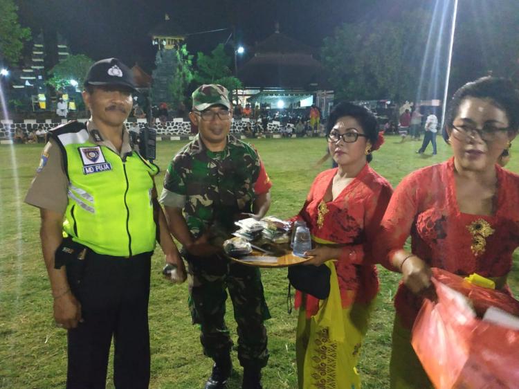 Pembagian Kudapan dan Air Mineral Kepada Para Masyarakat yang Hadir dari Para Panitia Porsenides Desa Sedang