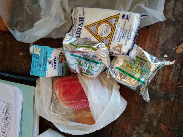 Pemberian Makanan Tambahan (PMT) untuk Posyandu di Br.Aseman Desa Sedang