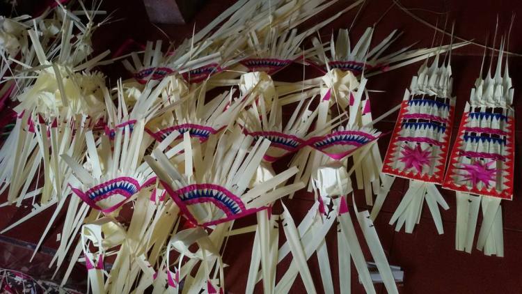 Pembuatan Ceniga dari Janur Kuning untuk Hari Raya Kuningan