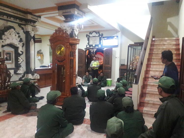 Pengarahan Dari Bhabinkamtibmas Desa Sedang Kepada Linmas