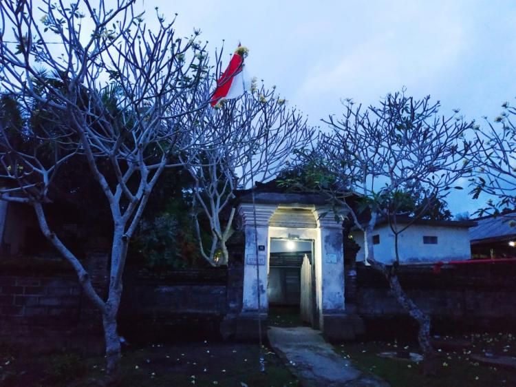 Pengibaran Sang Merah Putih, Bukan Tradisi Namun Sebuah Bentuk Patriotism Masyarakat Desa Sedang Dalam Menyambut Hari Kemerdekaan