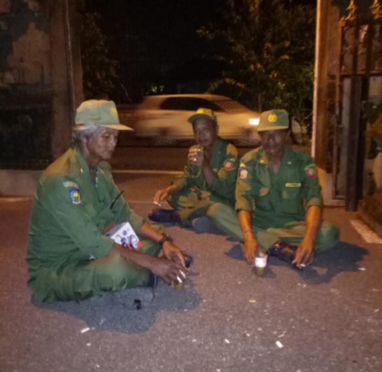 Penjagaan Rutin Linmas Saat Malam Minggu