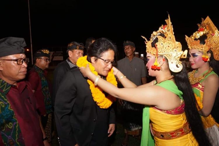 Penyambutan Bupati Badung Dengan Pengalungan Bunga