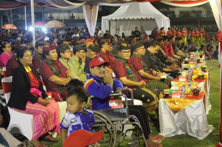 Penyandang Disabilitas Duduk Berdampingan Dengan Para Tamu Undangan dan Perbekel Desa Sedang Saat Porsenides