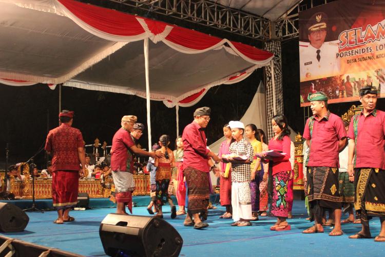 Penyerahan Hadiah Anak Berprestasi dan Juara Cabang Olahraga Bola Voli se-Desa Sedang