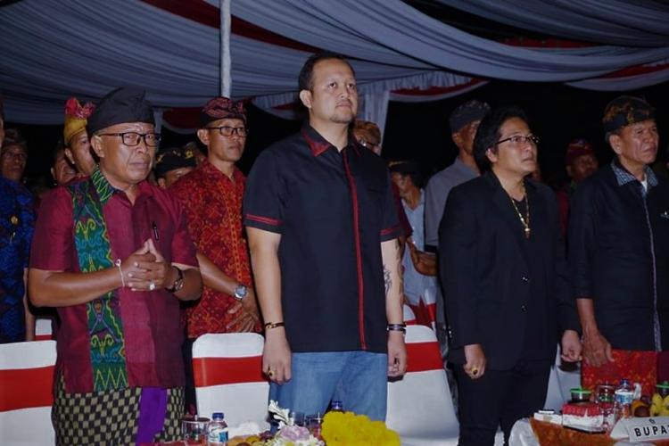 Perbekel Desa Sedang Duduk Berdampingan Dengan Bupati Badung dan Para Tokoh Masyarakat