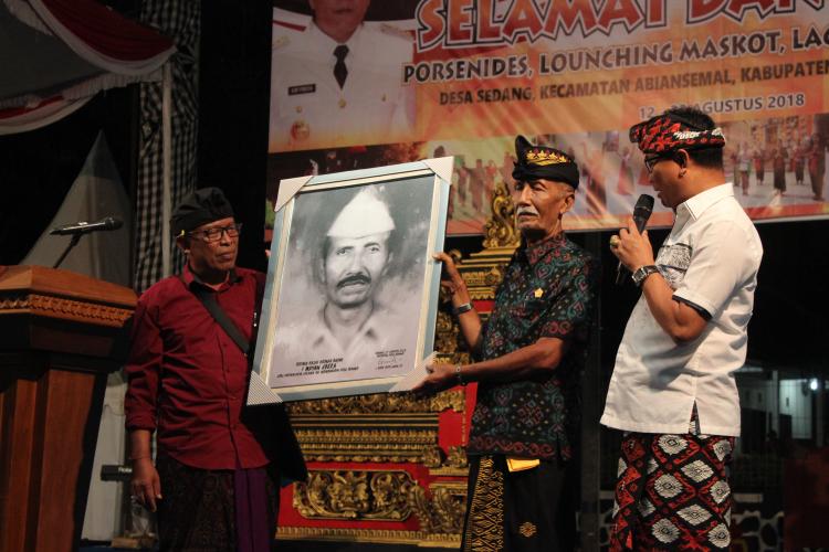 Perbekel Desa Sedang Memberikan Cenderamata Kepada Mantan Wakil Perbekel