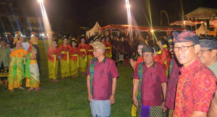 Perbekel Desa Sedang Turut Serta Menyambut Bupati Badung pada Acara Pembukaan Porsenides Desa Sedang